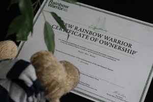 Hugo Rainbow Warrior studiert das Zertifikat.